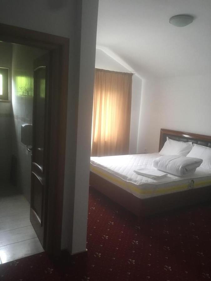 Hotel Ostrov Călimăneşti المظهر الخارجي الصورة