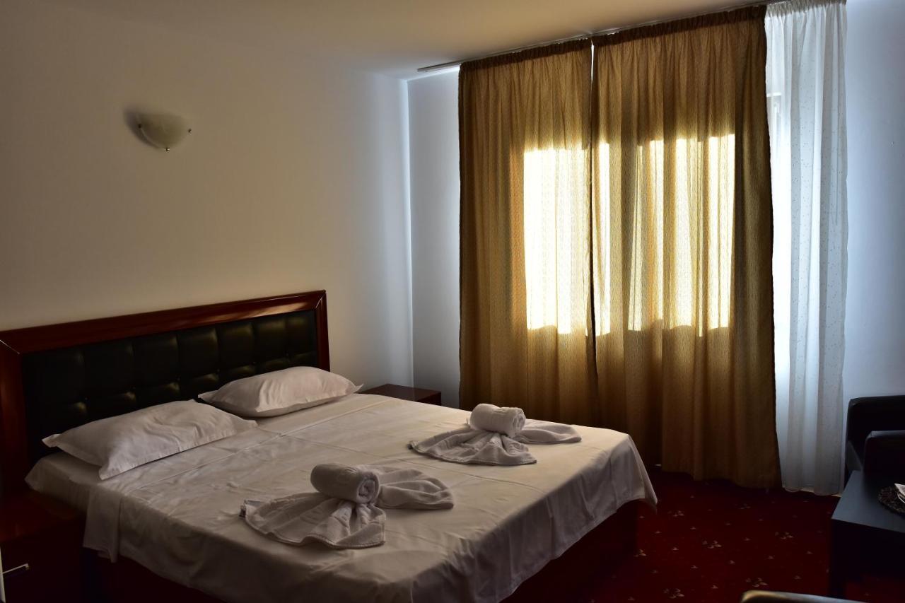 Hotel Ostrov Călimăneşti المظهر الخارجي الصورة