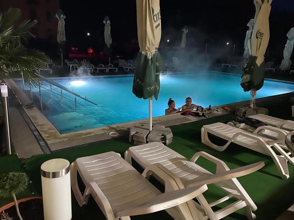 Hotel Ostrov Călimăneşti المظهر الخارجي الصورة