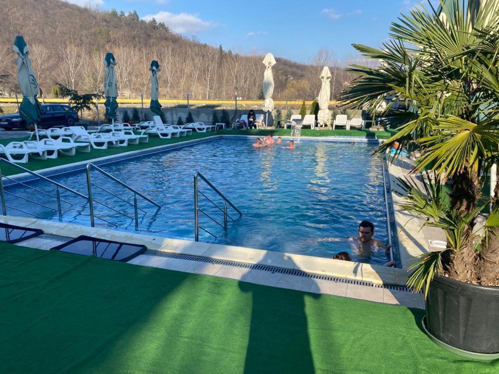Hotel Ostrov Călimăneşti المظهر الخارجي الصورة