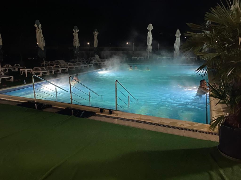 Hotel Ostrov Călimăneşti المظهر الخارجي الصورة